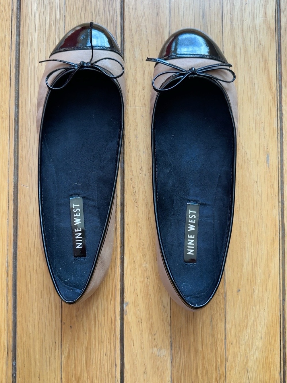 Nine West Casey Nude/Black Ballet Flats Patent Cap Toe and Bow Size 6.5M New